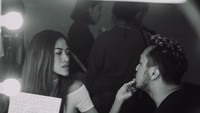 Meski usia pernikahannya sudah sepuluh tahun lebih. Tapi Giring dan istrinya masih romantis, bahkan Giring mengungkapkan bahwa ia paling senang disuapi sang istri. Foto: Instagram @giring