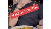 Kulineran ke Manado. Giring sempat makan bubur Manado yang enak di sana.  Foto: Instagram @giring