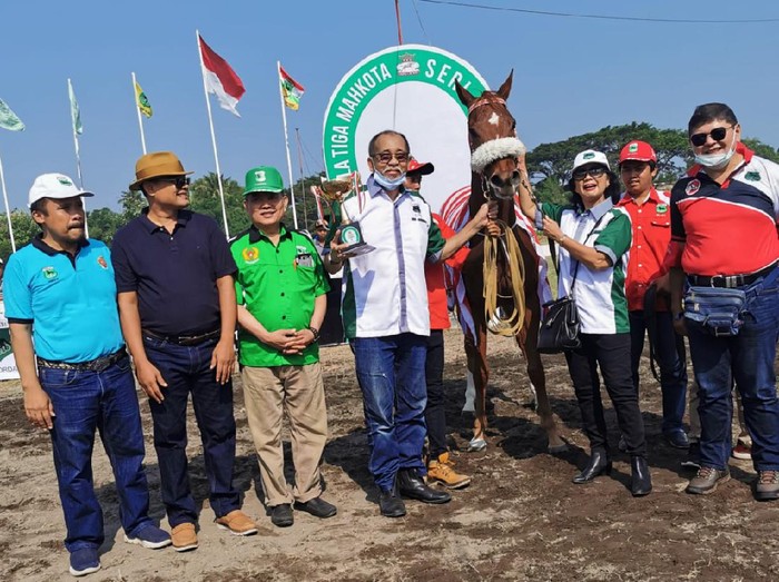 Alex Asmasoebrata dalam sebuah kejuaraan berkuda.