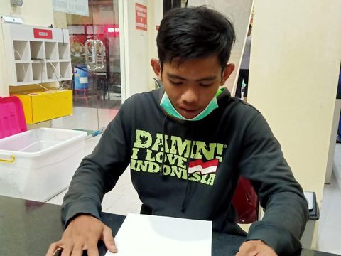 Ardian ditangkap karena unggah link berita media online soal keterlibatan Partai Komunis China desak FPI bubar