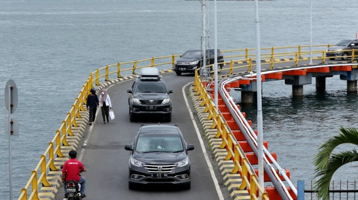 Kendaraan melintas di dermaga Pelabuhan Ketapang, Banyuwangi, Jawa Timur, Sabtu (2/1/2021). Arus balik libur Natal dan Tahun Baru di Pelabuhan Ketapang terpantau ramai lancar yang didominasi kendaraan dari Pulau Bali menuju Pulau Jawa. ANTARA FOTO/Budi Candra Setya/wsj.