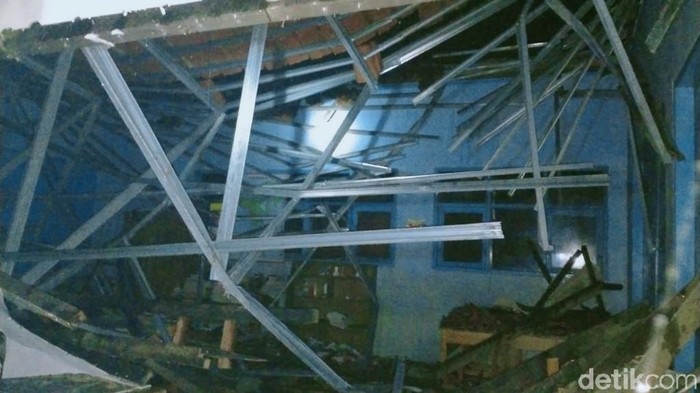 Atap bangunan sdn ciamis ambruk karena hujan