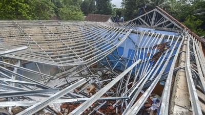 Atap Sekolah di Ciamis Ambruk Imbas Hujan Deras