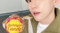 Pelantun lagu Candy ini juga sempat berpose dengan permen lolipop jumbo. Pada bungkusnya bertuliskan Candy Baekhyun. Foto: Baekhyun SNS