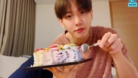 Kali ini Baekhyun terlihat menikmati ice cream cake. Ada beragam rasa es krim yang segar sedang disantap oleh Baekhyun. Foto: Baekhyun SNS