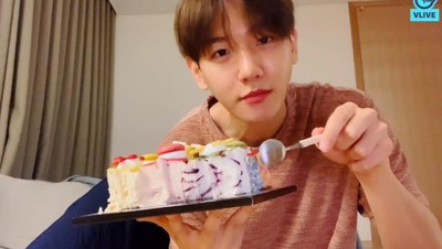 Baekhyun EXO Doyan Banget Makan Es Krim, Intip Yuk Momennya!