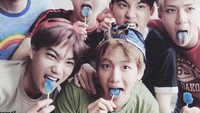 Tak hanya dengan Kai, momen kulinernya yang menggemaskan juga terlihat bersama member EXO lainnya. Ada Sehun, Chanyeol, Suho, dan D.O yang sedang makan permen. Foto: Baekhyun SNS