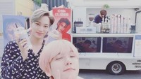 Baekhyun pernah berfoto dengan Kai di depan coffee truck. Kai EXO juga memegang 2 gelas es kopi yang segar. Foto: Baekhyun SNS
