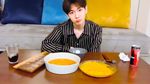 Baekhyun EXO Doyan Banget Makan Es Krim, Intip Yuk Momennya!