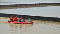 Tanggul jebol sepanjang 25 meter akibat intensitas hujan yang tinggi selama dua hari itu menyebabkan puluhan rumah terendam.