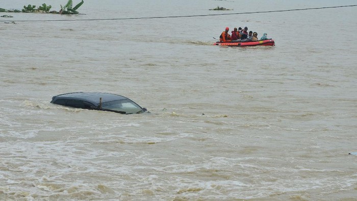 BANJIR AKIBAT TANGGUL JEBOL DI KUDUS Personel TNI dan Basarnas mengevakuasi warga yang terdampak banjir akibat jebolnya tanggul Sungai Gelis di Dukuh Goleng, Pasuruan Lor, Jati, Kudus, Jawa Tengah, Sabtu (2/1/2021). Tanggul jebol sepanjang 25 meter akibat intensitas hujan yang tinggi selama dua hari itu menyebabkan puluhan rumah terendam, sementara warga yang terdampak dipindahkan ke tempat yang lebih aman. ANTARA FOTO/Yusuf Nugroho/wsj.