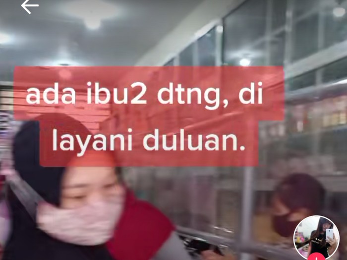 Beli Kue, Netizen Ini Kesal Antreannya Diserobot Ibu-Ibu