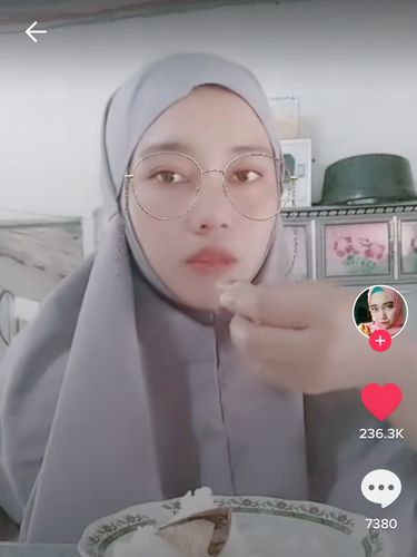 Biasa Makan Nasi Diguyur Air, Suami Istri Ini Picu Perdebatan