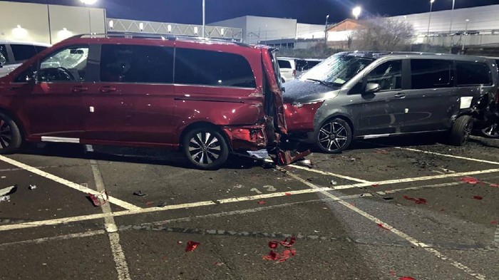 50 mobil di pabrik Mercedes-Benz dirusak bekas buruhnya.