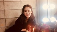 Lebih manis mana nih? Senyuman Son Ye Jin atau kue-kue manis di hadapannya? Foto: Instagram yejinhand