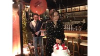 Masih dalam rangkaian ulang tahunnya, Son Ye Ji pamer momen potong kue. Saat itu ia merayakannya bersama orang-orang terdekat. Foto: Instagram yejinhand