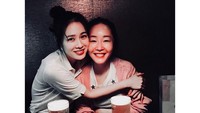 Bersama saudara perempuannya, Son Ye Jin hang out di restoran. Keduanya bersiap memesan makanan enak. Foto: Instagram yejinhand