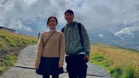 Kedekatan keduanya sudah terjalin lama, tapi makin intens usai membintangi drama Crash Landing On You. Merekapun bikin banyak penggemar ‘baper’ karena berperan sebagai sepasang kekasih di sana. Foto: Instagram yejinhand