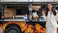 Aktris 38 tahun ini sering mendapat kiriman coffee truck dari penggemarnya. Ia pun menghargai pemberian tersebut dengan pose di depannya, seperti momen ini. Foto: Instagram yejinhand