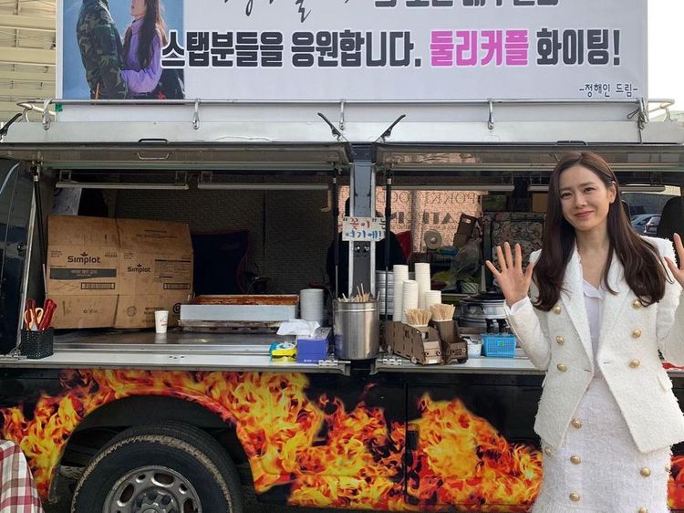 Cantiknya Son Ye Jin Saat Potong Kue dan Pose Depan Coffee Truck
