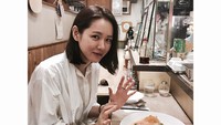Santap aneka hidangan Barat, begini kecantikan Son Ye Ji saat berpose dengan makanannya. Foto: Instagram yejinhand
