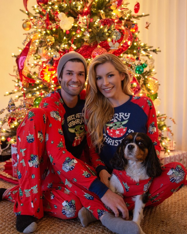 Crystal Harris dan Nathan Levi berpose bahagia menggunakan piyama dengan latar belakang pohon natal. Merry Christmas, begitu keterangan foto yang diunggah Crystal ke akun media sosialnya. Foto: dok. Twitter