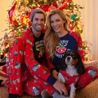 Crystal Harris dan Nathan Levi berpose bahagia menggunakan piyama dengan latar belakang pohon natal. Merry Christmas, begitu keterangan foto yang diunggah Crystal ke akun media sosialnya. Foto: dok. Twitter