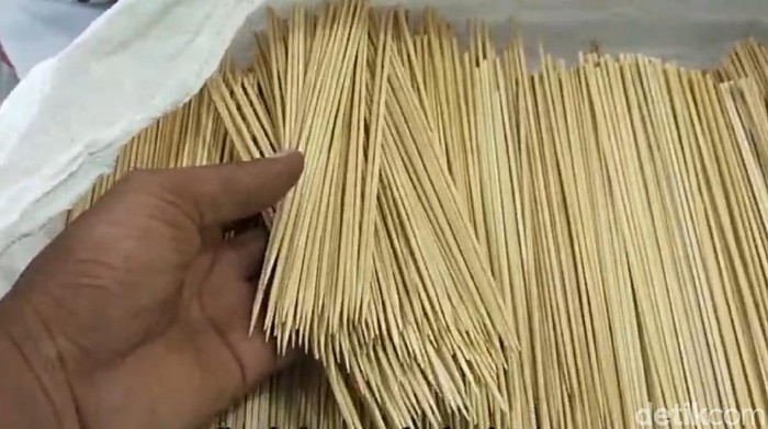 Sate merupakan makanan tradisional yang digemari masyarakat. Bayangkan, berapa juta tusuk sate yang dibutuhkan setiap harinya?