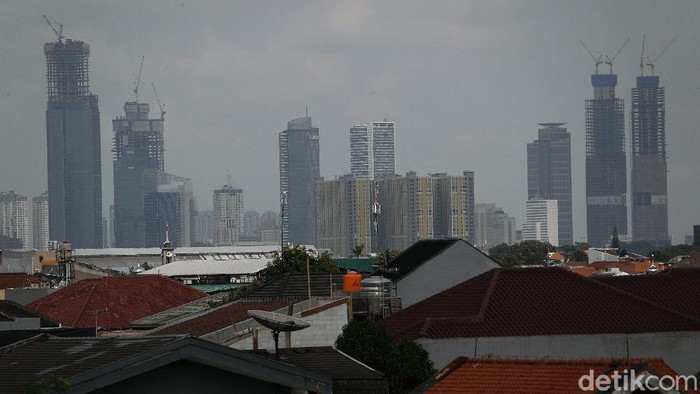 Pemulihan ekonomi nasional di tahun 2021 masih memiliki tantangan besar. COVID-19 masih menjadi faktor ketidakpastian alias hantu pemulihan ekonomi.
