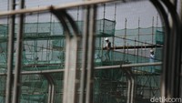 Selanjutnya, pemerintah juga berharap implementasi UU Cipta Kerja bisa menjadi instrumen percepatan pemulihan ekonom nasional di tahun 2021. Dengan begitu, faktor ketidakpastian atau hantu COVID-19 bisa ditekan pemerintah melalui berbagai strategi yang sudah disiapkan.