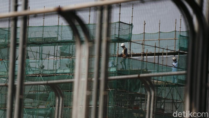 Pemulihan ekonomi nasional di tahun 2021 masih memiliki tantangan besar. COVID-19 masih menjadi faktor ketidakpastian alias hantu pemulihan ekonomi.