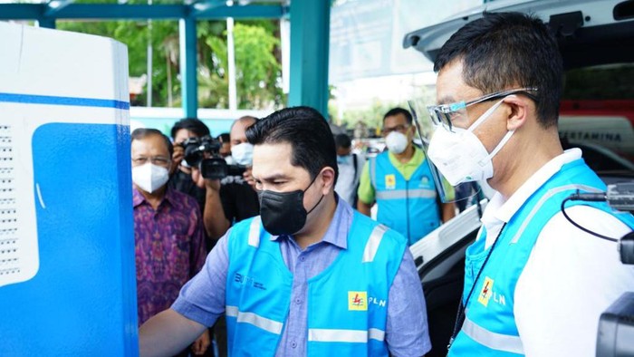 Erick Thohir mengecek stasiun pengisian kendaraan listrik