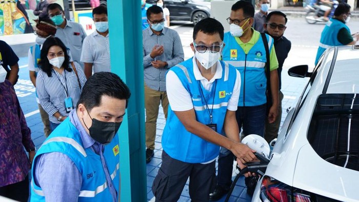 Erick Thohir mengecek stasiun pengisian kendaraan listrik