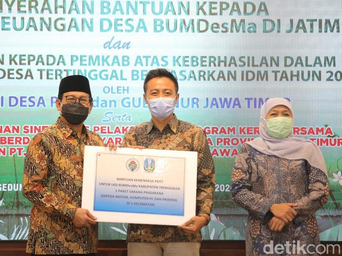 Gubernur Jatim Khofifah Indar Parawansa dinyatakan positif COVID-19 dari hasil swab pada Kamis (31/12/2020) malam. Khofifah sempat bertemu beberapa pejabat sebelum dinyatakan positif COVID-19, siapa saja?