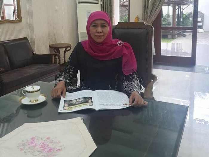 Gubernur Jatim Khofifah Indar Parawansa positif COVID-19. Khofifah diketahui terinfeksi setelah hasil tes swab mingguannya menunjukkan hasil positif.