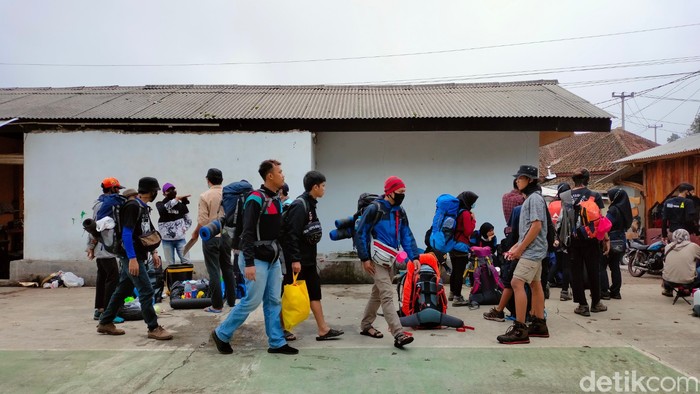 Gunung Ciremai Diserbu Para Pendaki