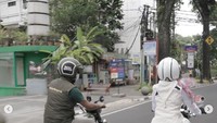 Keduanya pun tampak pula mengabadikan momen riding bersama menunggangi motor masing-masing. Atalia dengan pakaian serba putih serasi dengan motor barunya, sedangkan Ridwan Kamil menggunakan Royal Enfield Classic 500nya.  Foto: Instagram: @ridwankamil