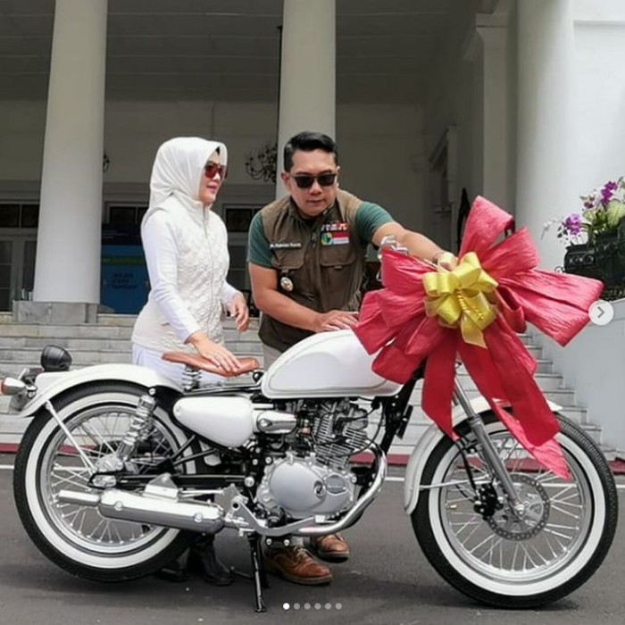 Hadiah Pernikahan Ridwan Kamil Berupa Motor Custom Ridwan Kamil peringati hari jadi pernikahannya dengan motor custom bergaya klasik.