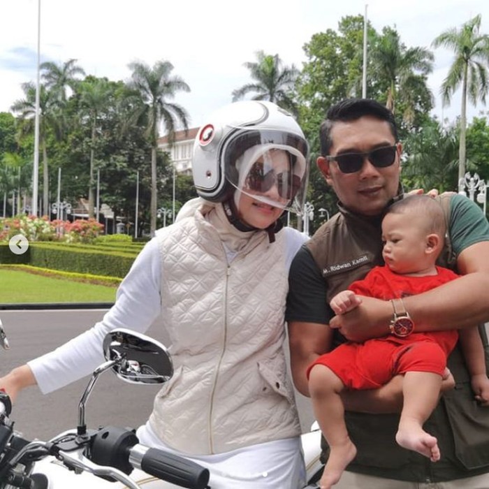 Rambut Ridwan Kamil tetap rapi meski motoran pakai helm.