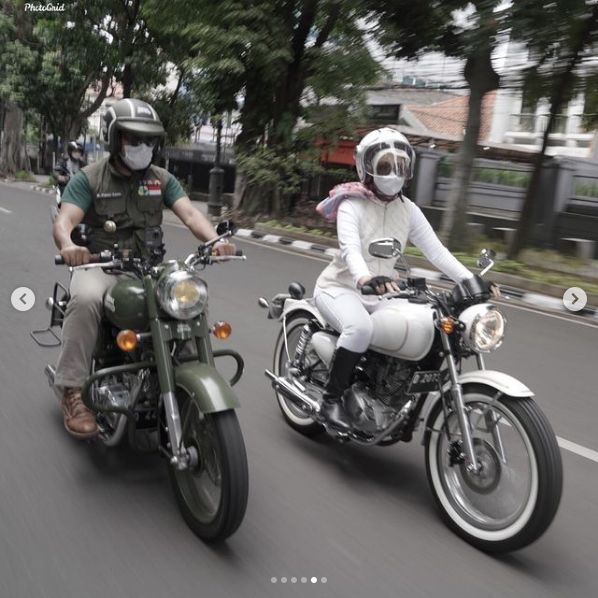 Ridwan Kamil peringati hari jadi pernikahannya dengan motor custom bergaya klasik.