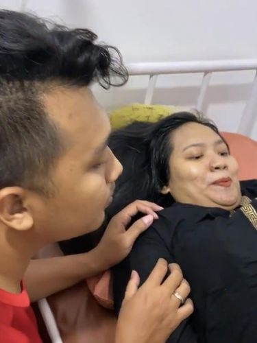 Momen melahirkan ibu yang memakai makeup