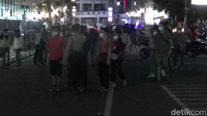 Jalan Asia Afrika Bandung yang ditutup malah jadi seperti car free night