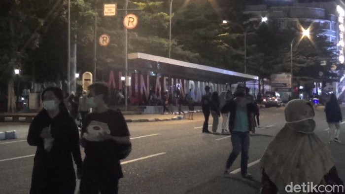 Jalan Asia Afrika Bandung yang ditutup malah jadi seperti car free night