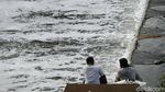 Banjir Kanal Timur di Awal Tahun Penuh Busa Limbah