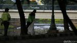 Banjir Kanal Timur di Awal Tahun Penuh Busa Limbah