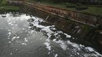 Banjir Kanal Timur di Awal Tahun Penuh Busa Limbah