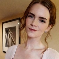 Di dunia ini pasti ada saja orang yang mirip dengan wajah kita. Namun kemiripan antara seorang wanita bernama Kari Lewis dengan Emma Watson bahkan membuat bingung ibunya sendiri. Wanita yang fotonya pernah viral karena terlihat persis seperti pemain Harry Potter itu pun sering dicegat di jalan karena kemiripan tersebut. Foto: Instagram @kariellex