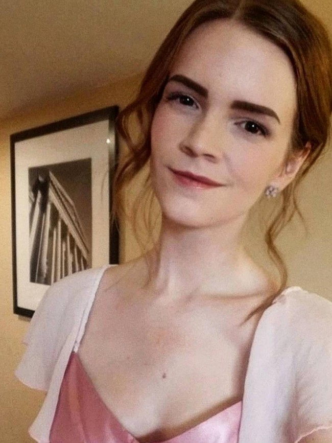 Di dunia ini pasti ada saja orang yang mirip dengan wajah kita. Namun kemiripan antara seorang wanita bernama Kari Lewis dengan Emma Watson bahkan membuat bingung ibunya sendiri. Wanita yang fotonya pernah viral karena terlihat persis seperti pemain Harry Potter itu pun sering dicegat di jalan karena kemiripan tersebut. Foto: Instagram @kariellex
