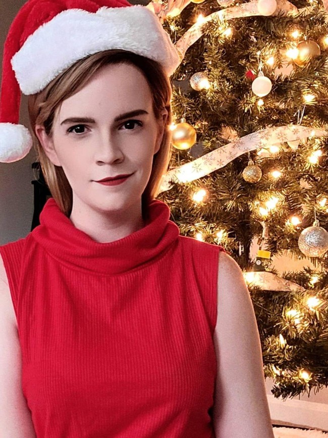 Setelah mencarinya di internet, Kari pun mengakui bahwa wajah mereka memang mirip. 19 tahun kemudian, Kari masih aja dimirip-miripkan dengan Emma Watson. Untungnya, Kari tidak mempermasalahkan. Foto: Instagram @kariellex