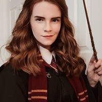 Kari sendiri adalah seorang instructional assistant yang memiliki satu anak. Tapi karena memiliki kemiripan dengan Emma, Kari sering diundang sebagai lookalike dan berdandan seperti Hermione. Foto: Instagram @kariellex